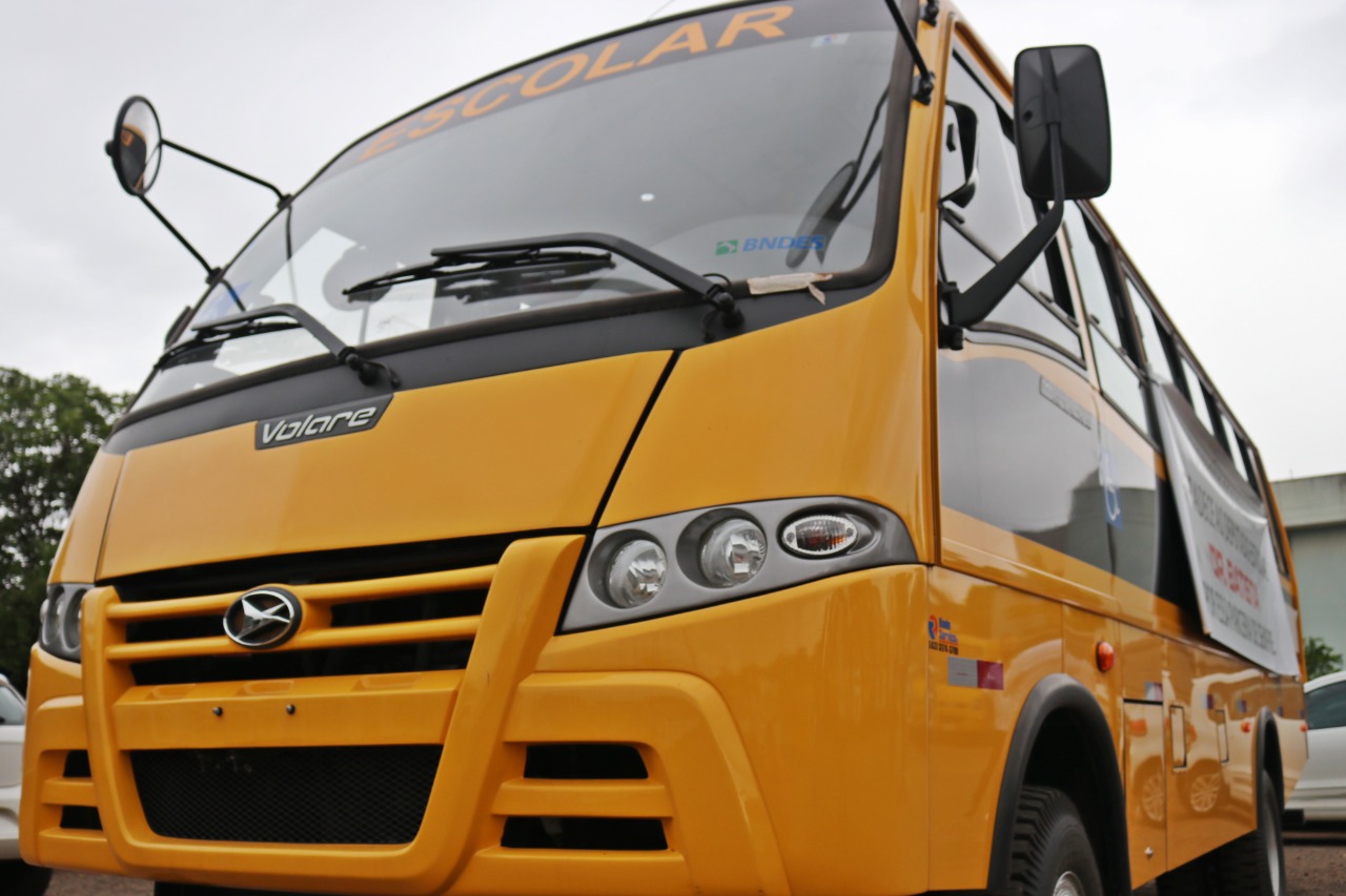 Secretaria de Educação recebe novo ônibus para transporte de alunos
