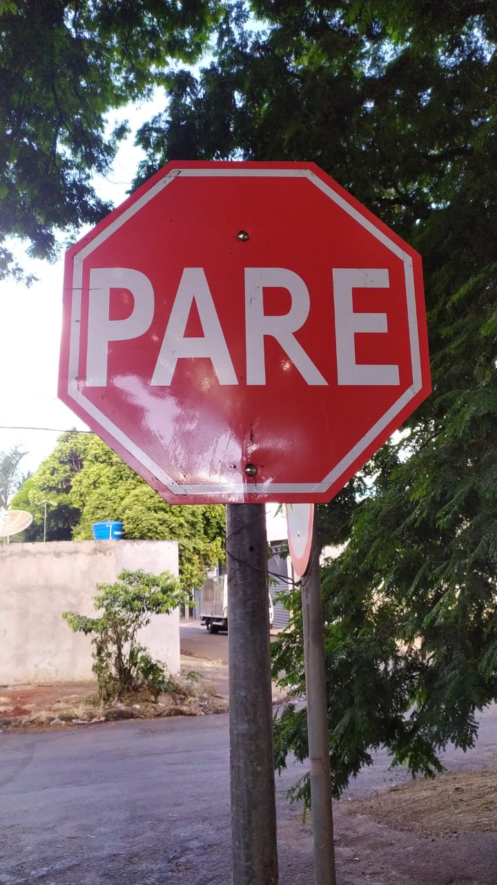 SEMUTRANS realiza limpeza e manutenção em placas de trânsito