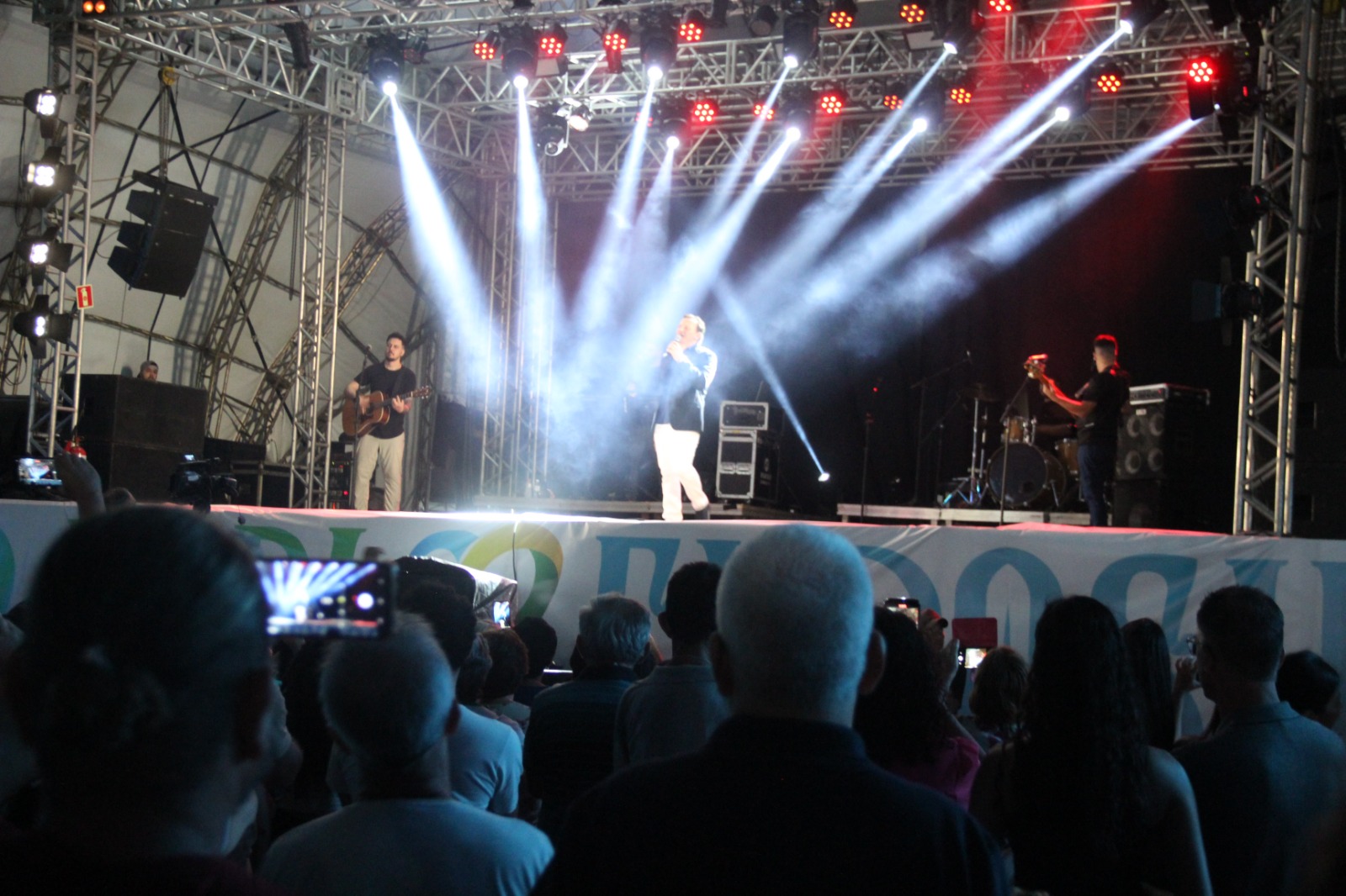 Padre Ezequiel emociona e Bruninho mostra versatilidade na segunda noite da maior festa da história de Sarandi