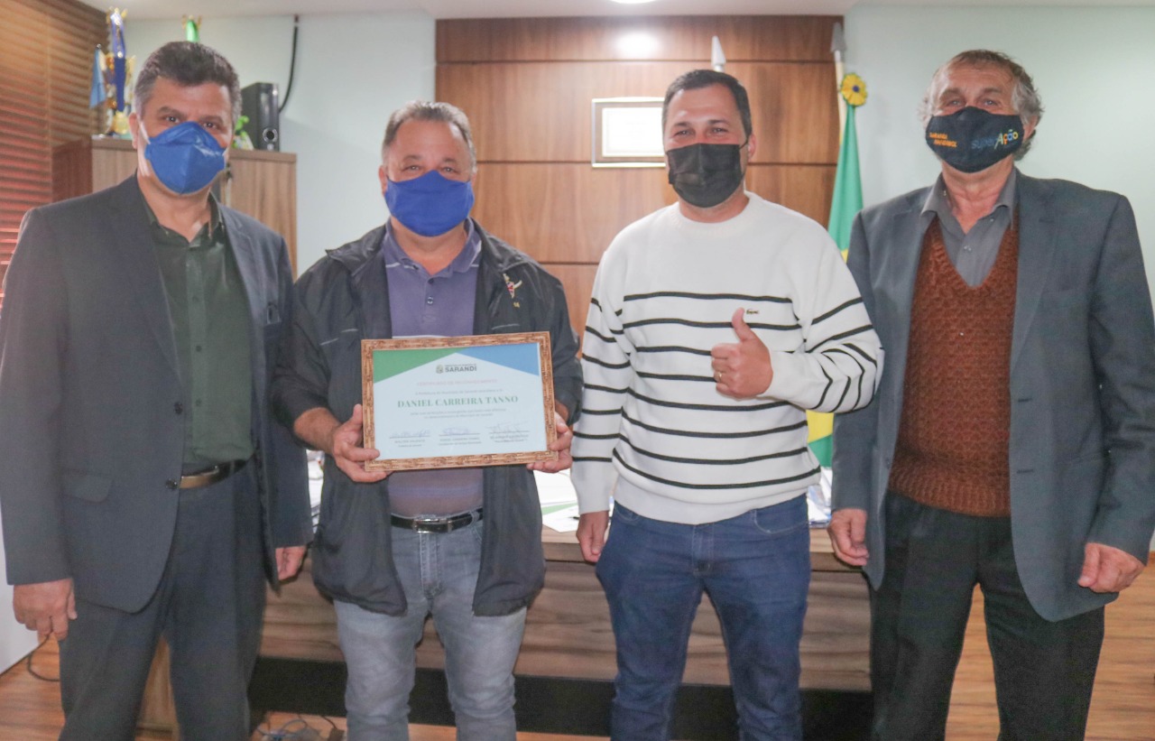 Servidor público Daniel Carreira Tanno recebe certificado de reconhecimento