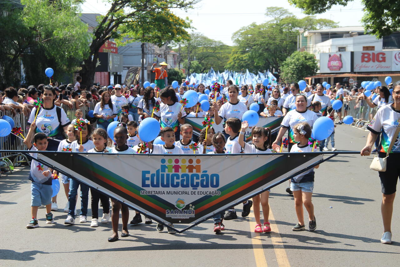 Desfile, ‘parabéns pra você’ e bolo reúnem milhares de pessoa e seguem roteiro de aniversário dos 42 anos de Sarandi