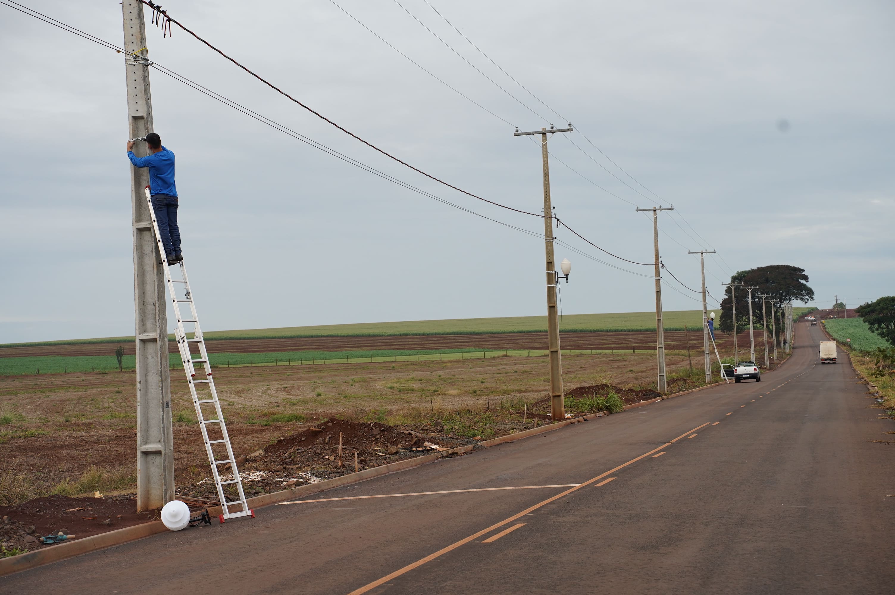 Iluminação da Estrada Jaguaruna segue cronograma de revitalização da via, depois da pavimentação