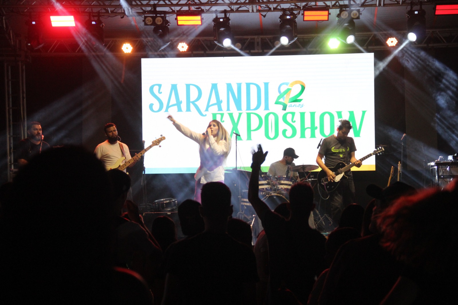 Abertura de Sarandi Exposhow reúne milhares de pessoas e segue até domingo, dia do desfile de aniversário