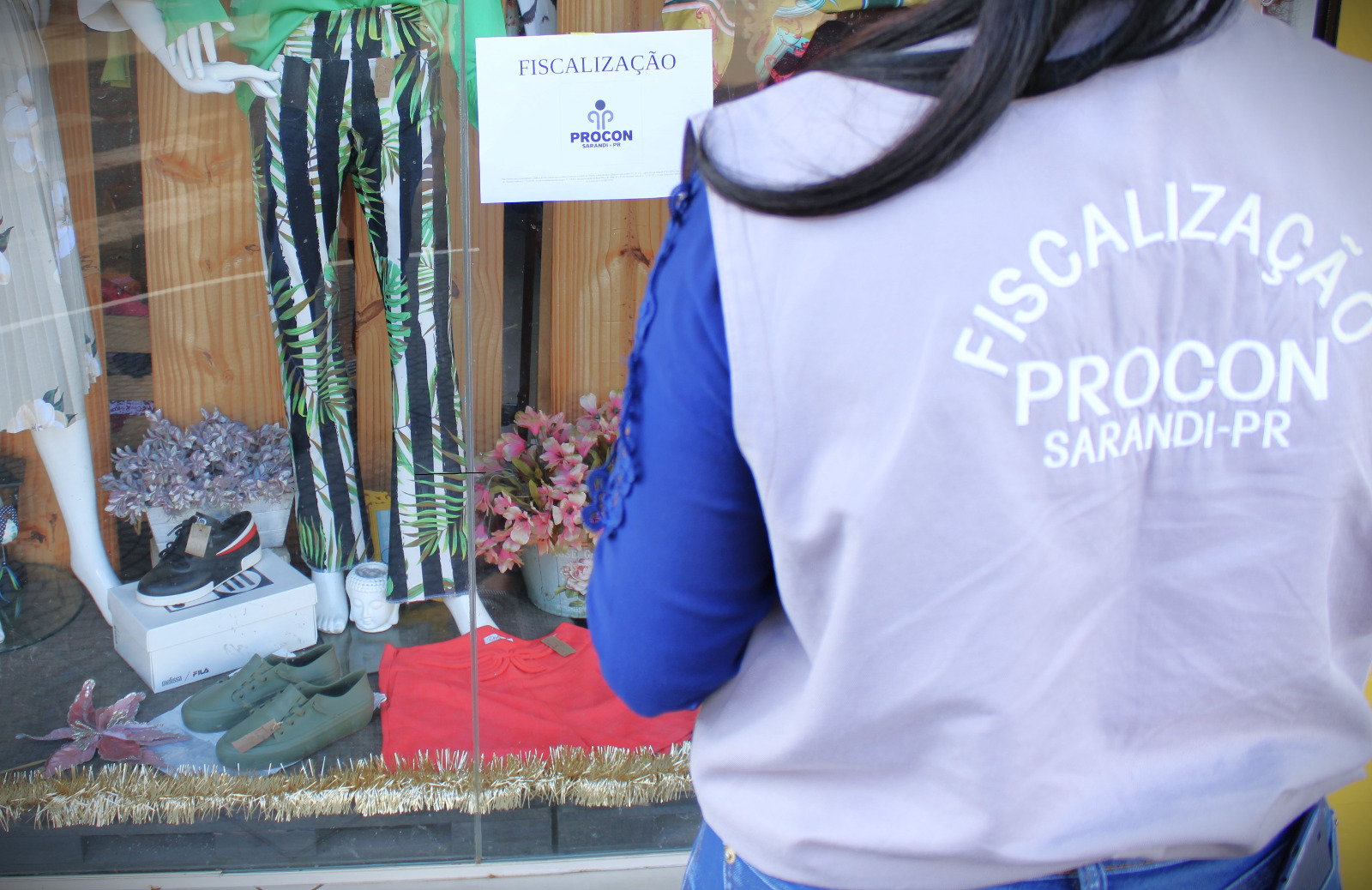Procon Sarandi vistoria preços em vitrines, constata irregularidade, orienta e emite notificações para regularização