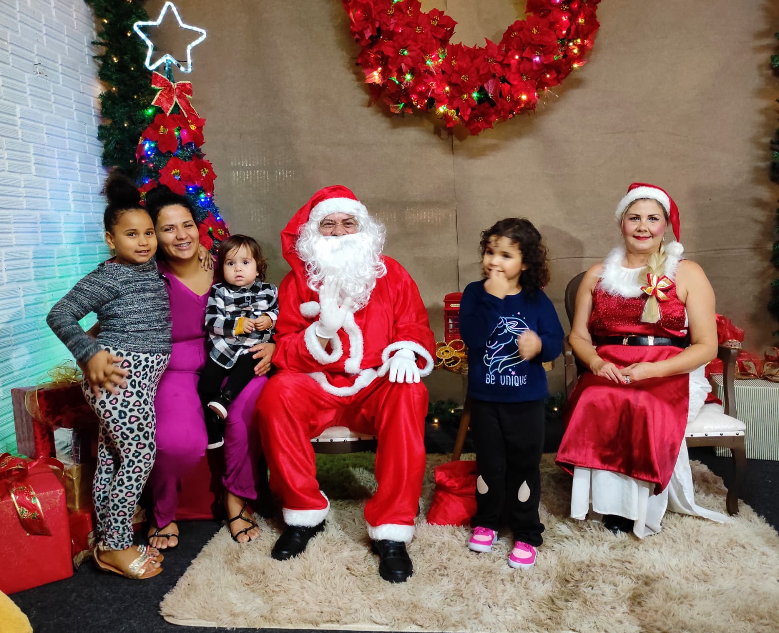 Chuva não impediu com chegada do Papai e Mamãe Noel, acendimento da iluminação e show da dupla Murilo e Romario