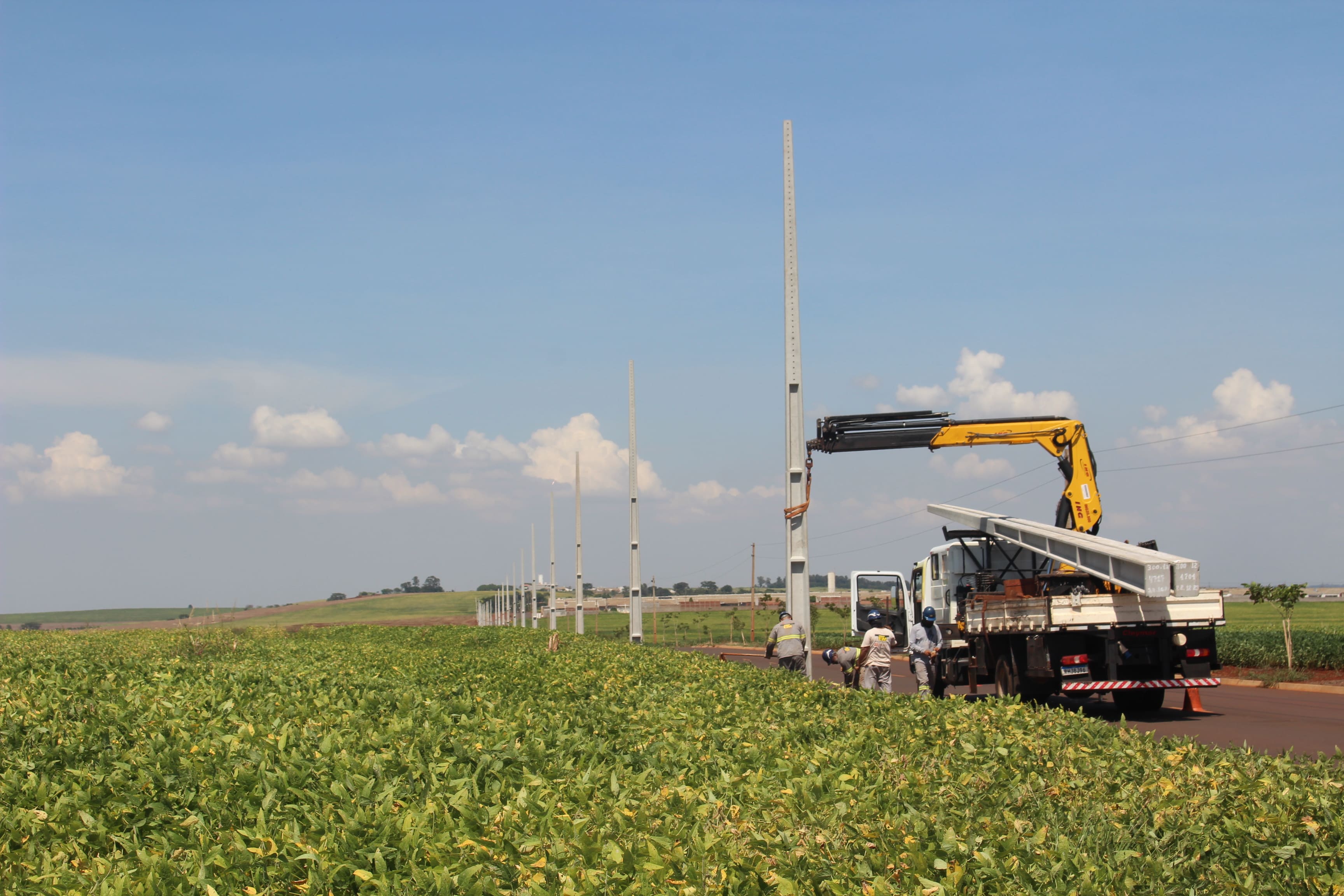 Iniciada instalação de postes de iluminação na Estrada Jaguaruna, após pavimentação e sinalização