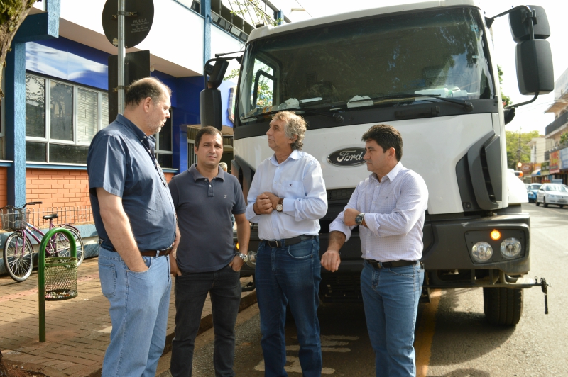 Prefeitura de Sarandi recebe caminhão para pavimentação asfáltica